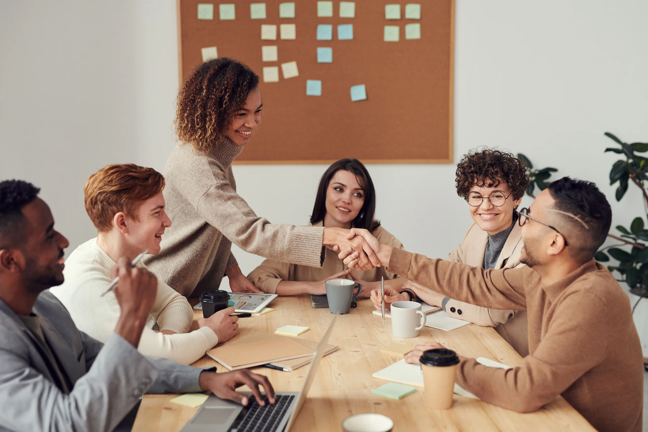Equipo de trabajadores hispanos colaborando