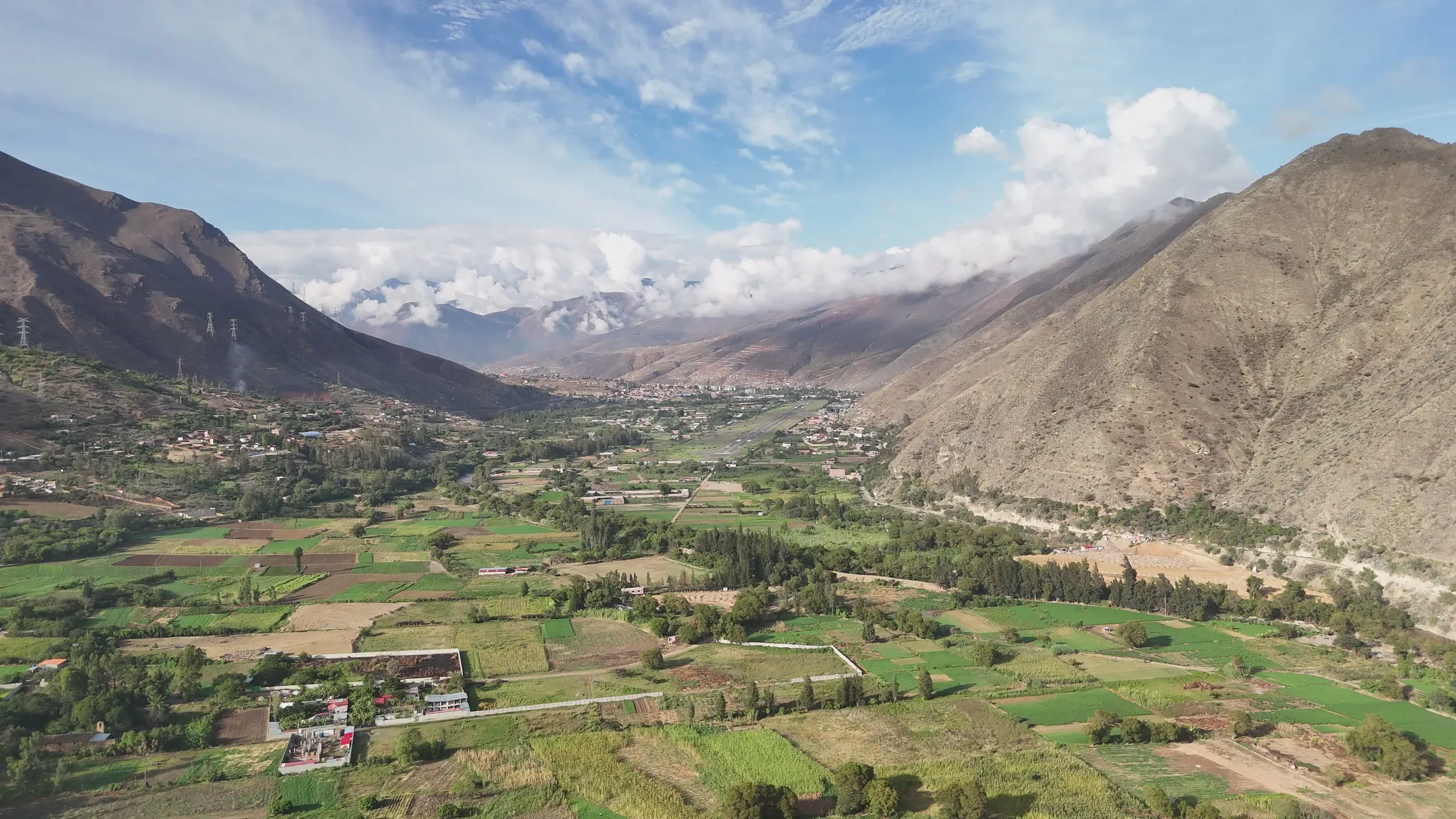 Vista aérea del valle andino rodeado de montañas en Ollantaytambo, Cusco