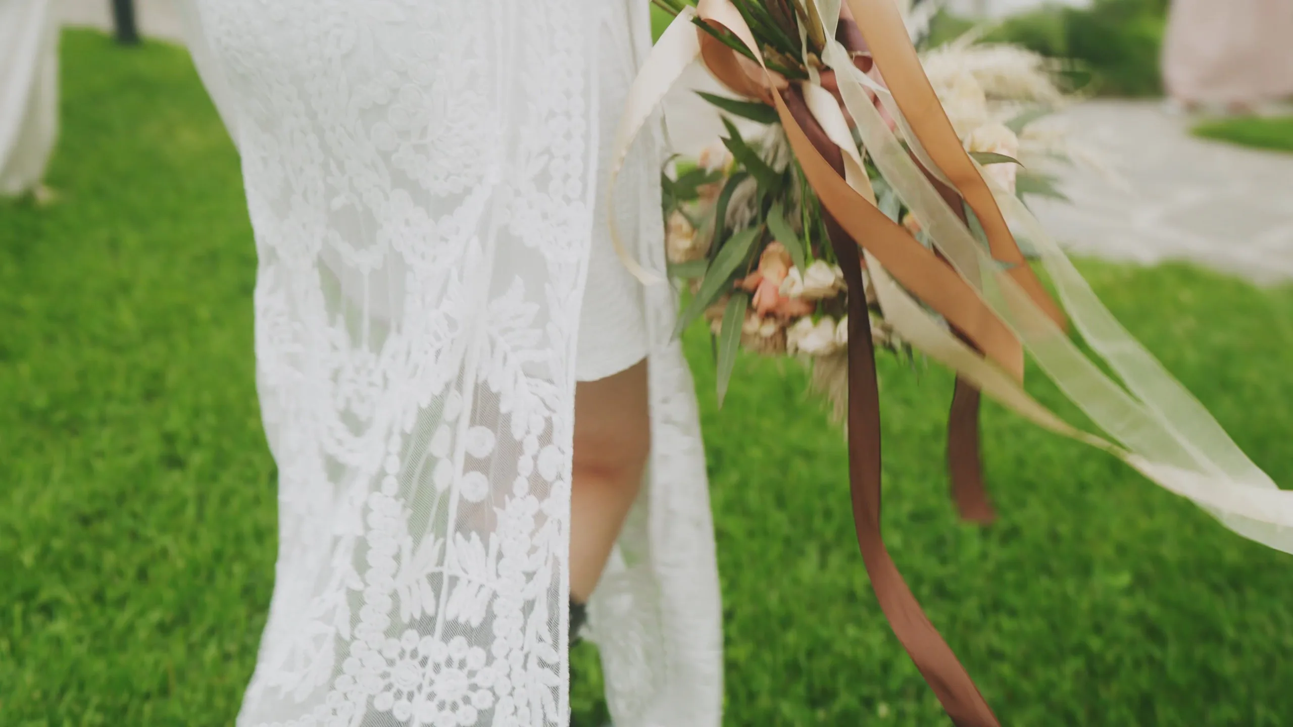 Mujer caminando con un ramo de flores en una celebración