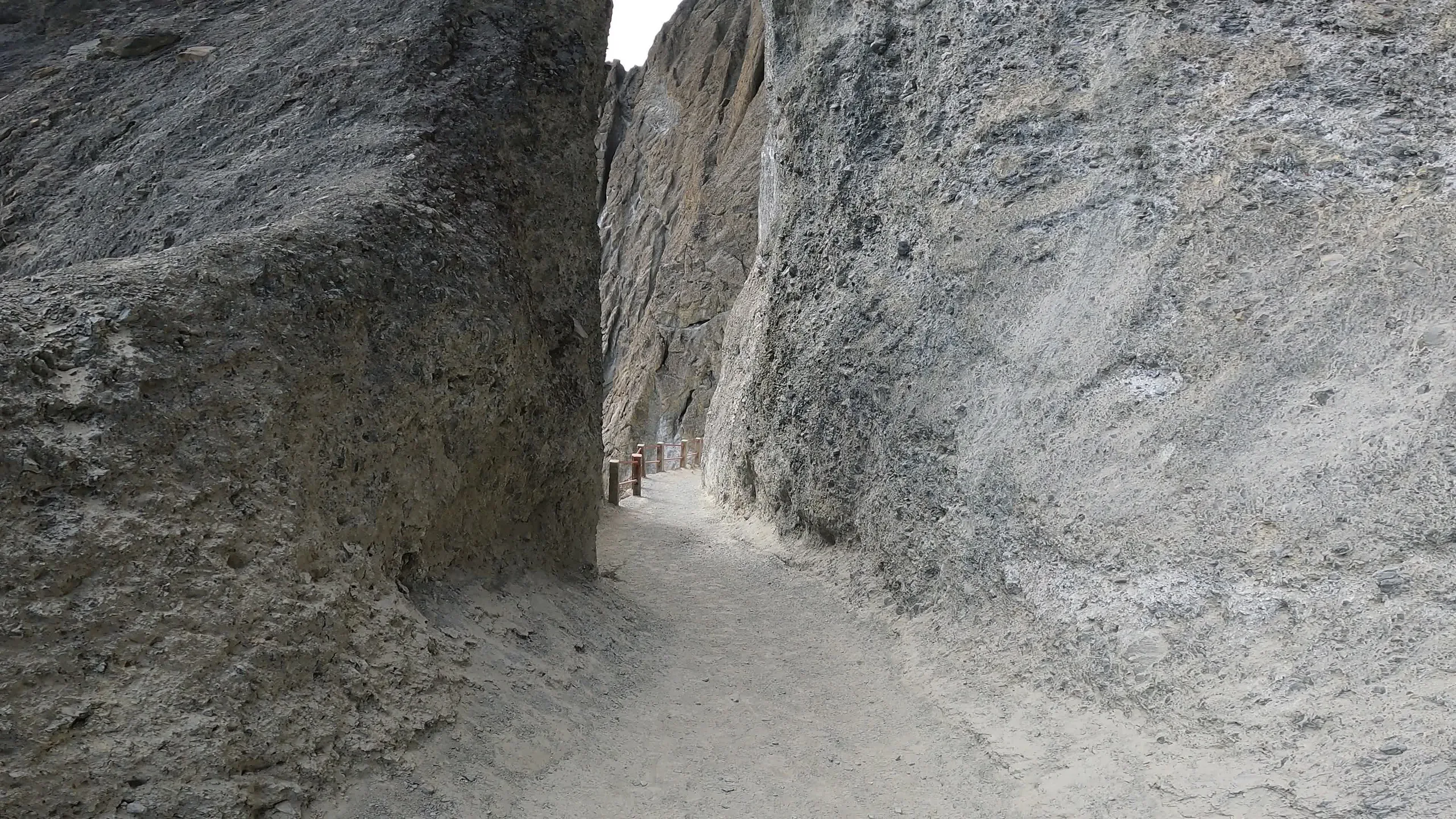 Sendero de piedra entre montañas andinas