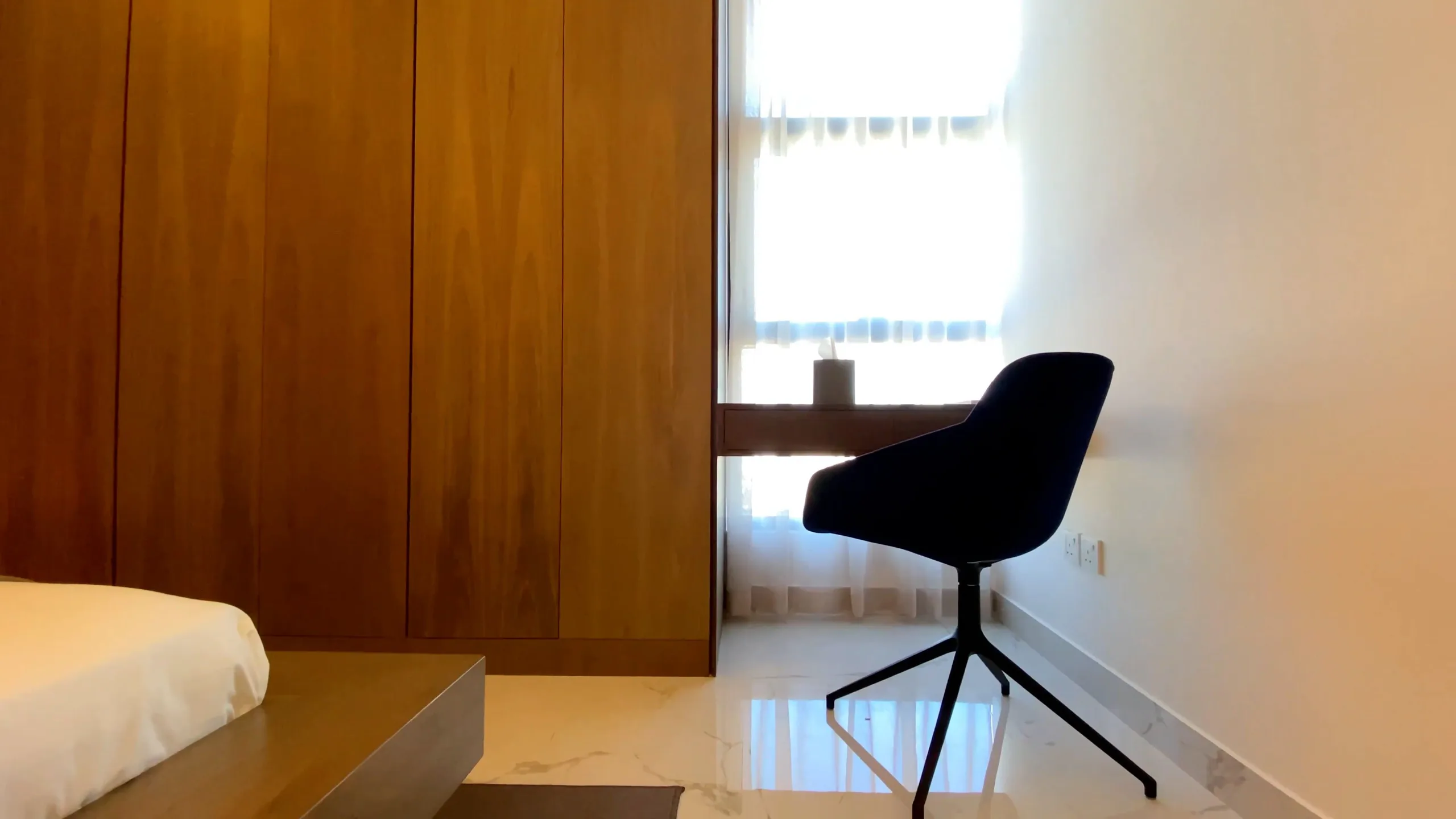 Habitación minimalista con cama amplia y luz natural cálida