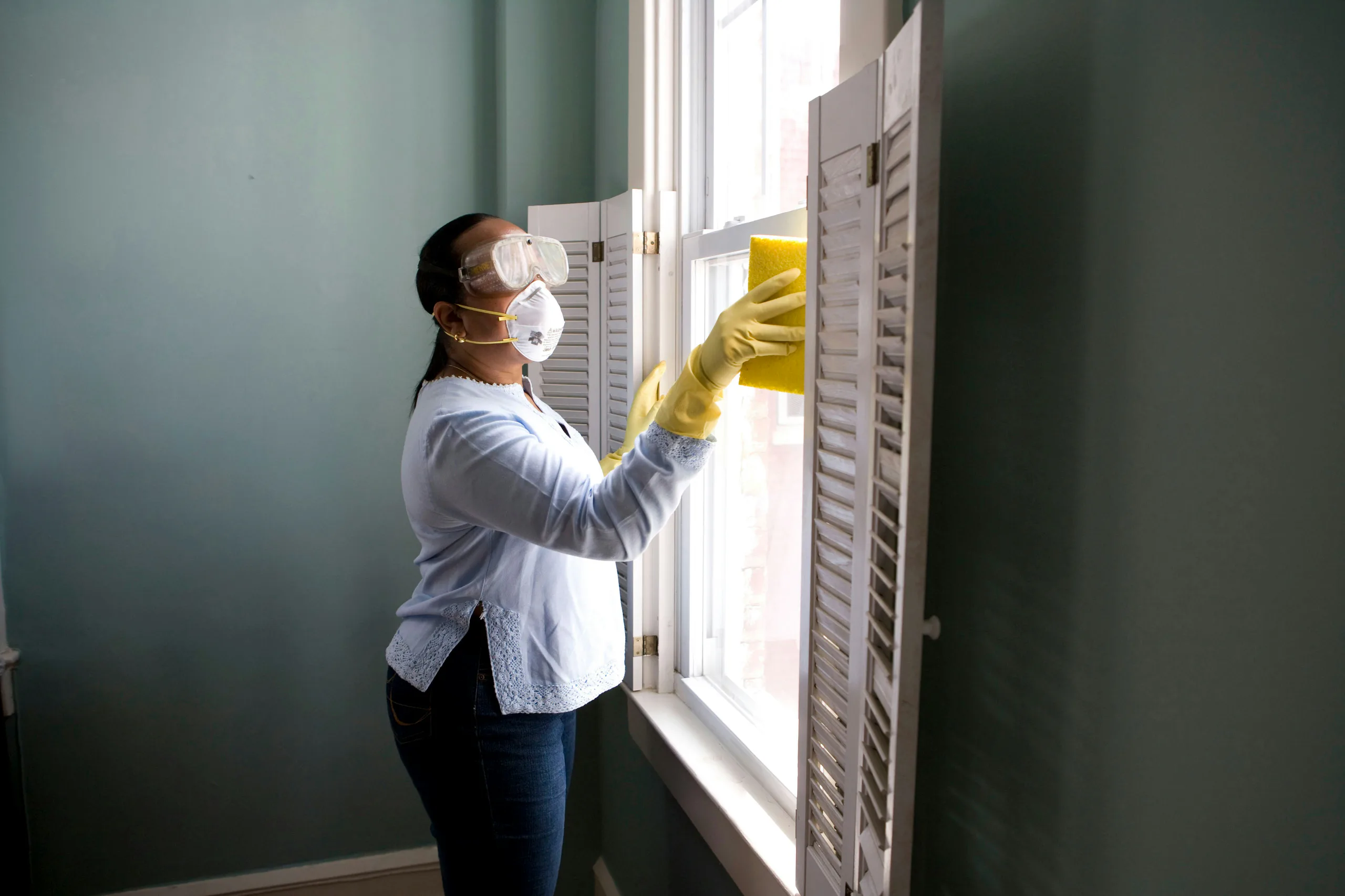 Deep cleaning service scrubbing kitchen surfaces in a Dublin home