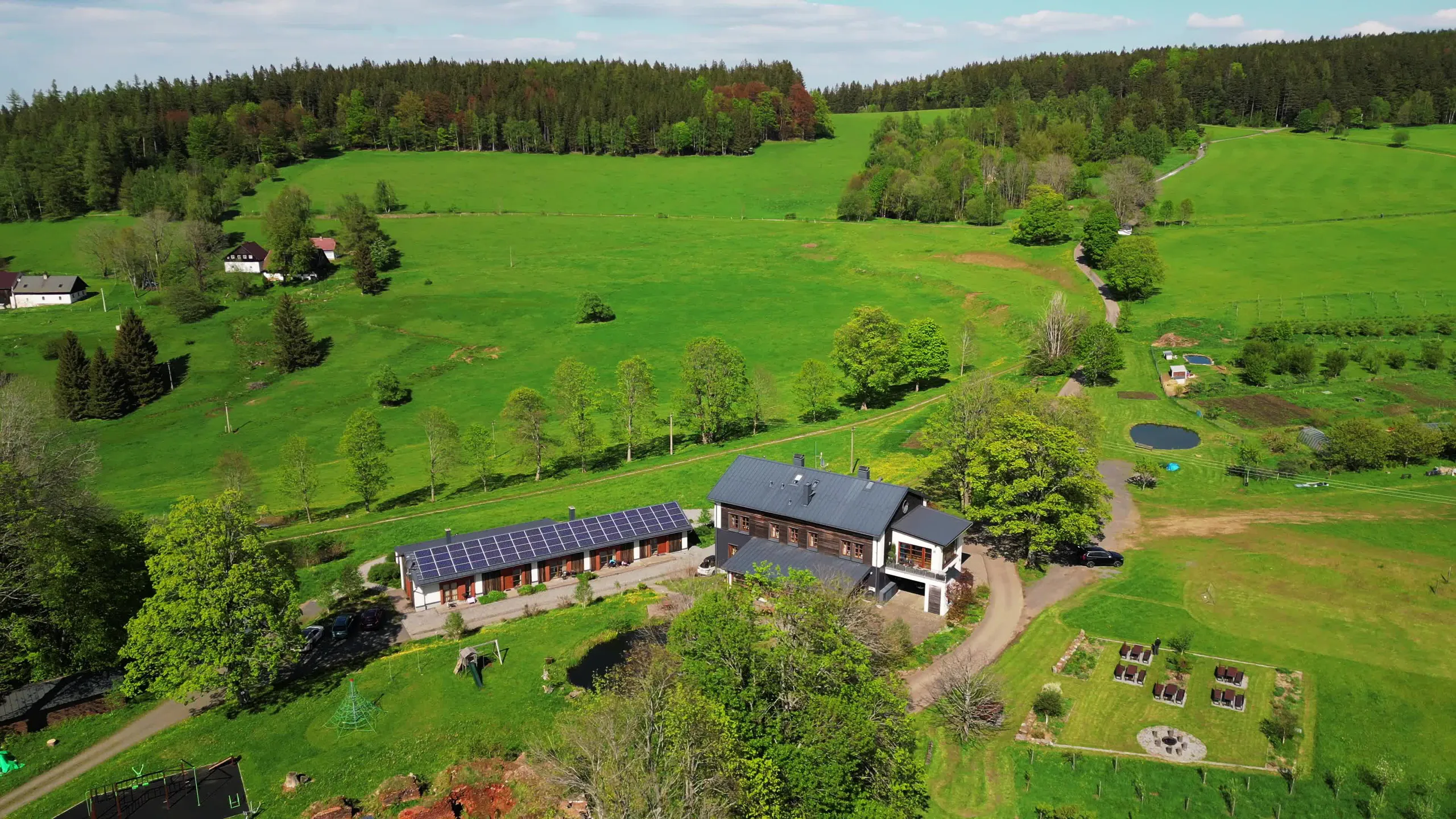 Österreichisches Haus mit grünem Garten und Bäumen in ländlicher Umgebung