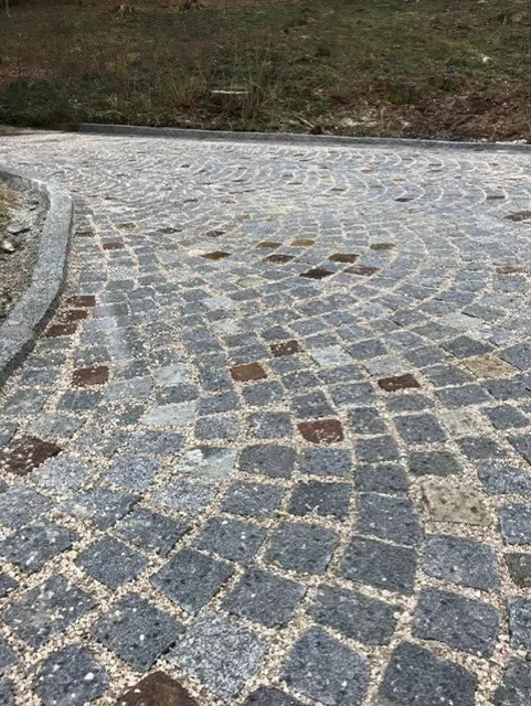 Gepflasterte Fläche mit Naturstein vor einem Wohnhaus